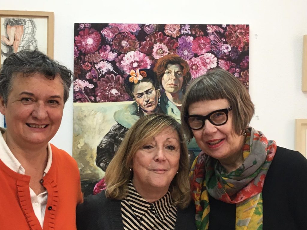 Rilo Chmielorz, Rosa Mascarell y Amparo_Zacares. Fondo: autorretrato pintor Inma Coll con Frida Kahlo.