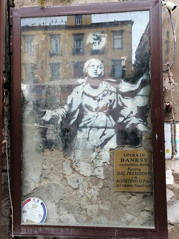 Madonna con la Pistola de Banksy en Nápoles