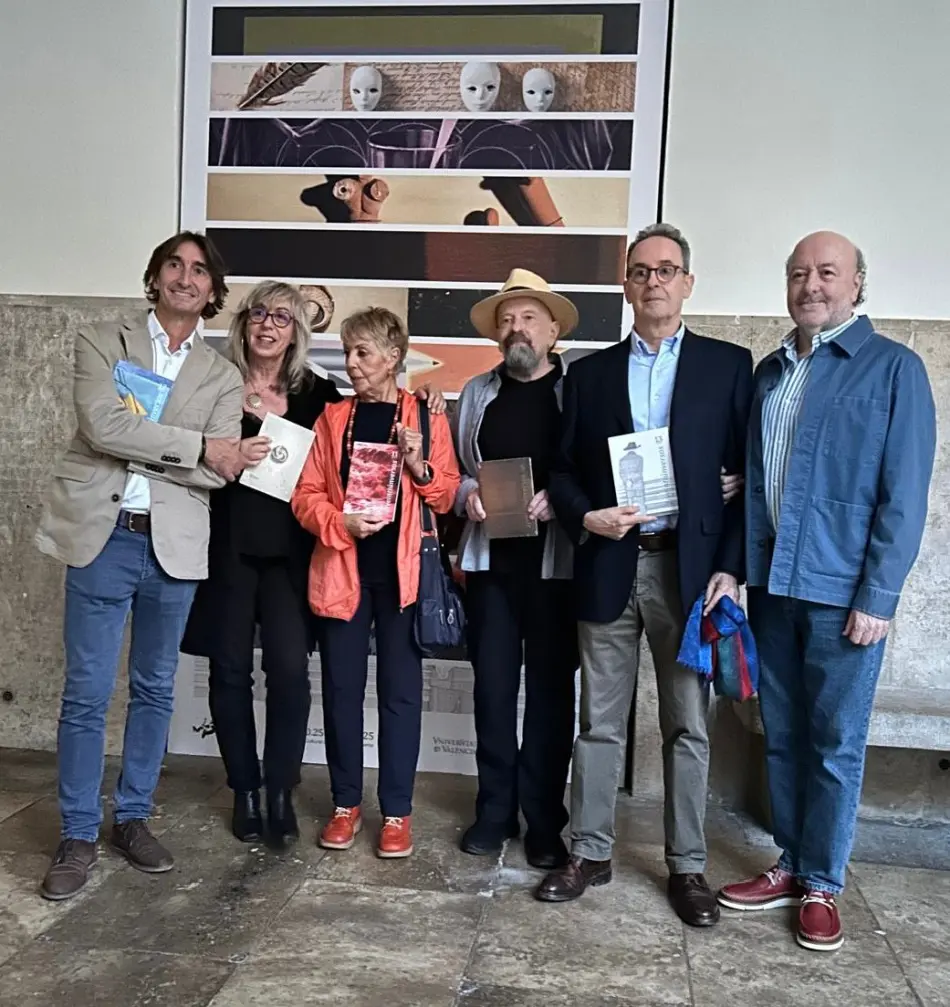En la presentación de las cubiertas de “21veintiúnversos”, revista de poesía y arte que edita Banda Legendaria, creada por Juan Pablo Zapateir y Víctor Segrelles, participaron Isabel Oliver y Alex Villar como componentes de la Colectiva Portal de Igualdad.