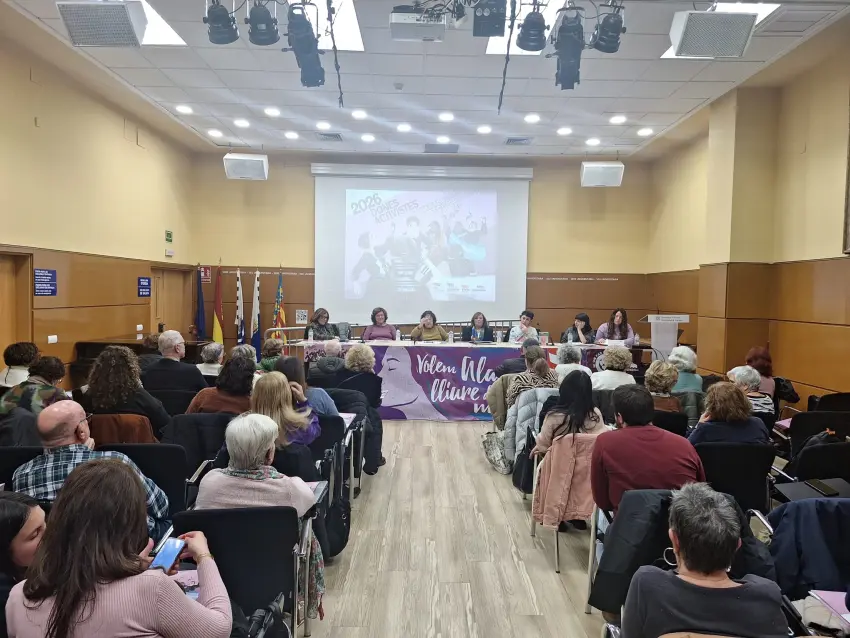 Conferenciantes impartiendo charla sobre PRESENTACIÓN CALENDARIO 2026 STEPV DONES ACTIVISTES EN ALICANTE ante la audiencia