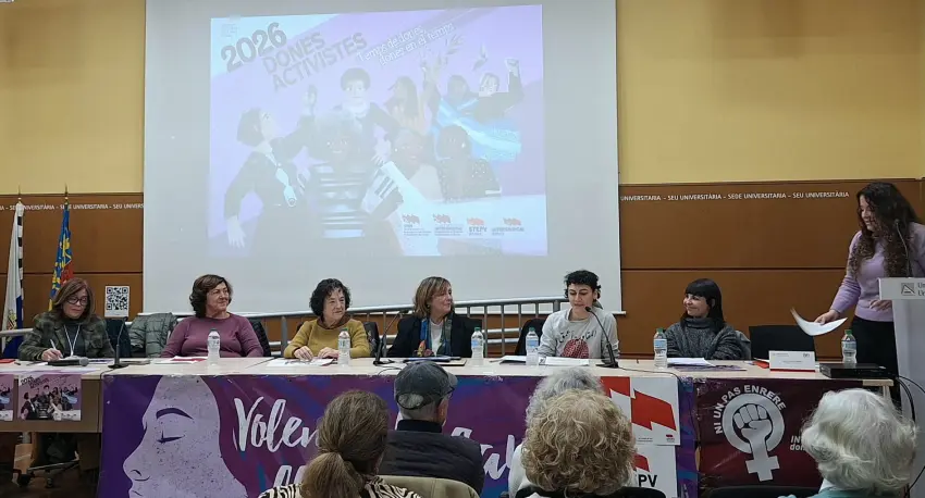 Conferenciantes impartiendo charla sobre PRESENTACIÓN CALENDARIO 2026 STEPV DONES ACTIVISTES EN ALICANTE
