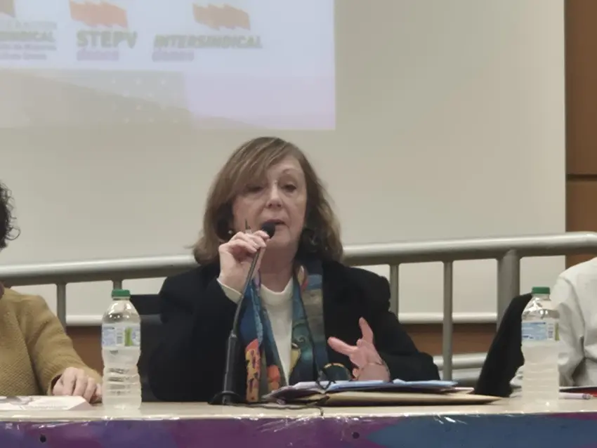 Amparo Zacarés impartiendo charla sobre CARTEL PRESENTACIÓN CALENDARIO 2026 STEPV DONES ACTIVISTES EN ALICANTE