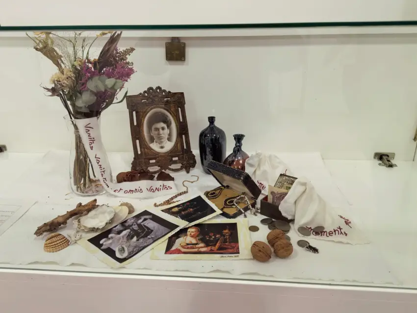 Objetos, fotos, flores, pequeñas botellas, de la exposición de Manola Roig Vanitas Vanitatum