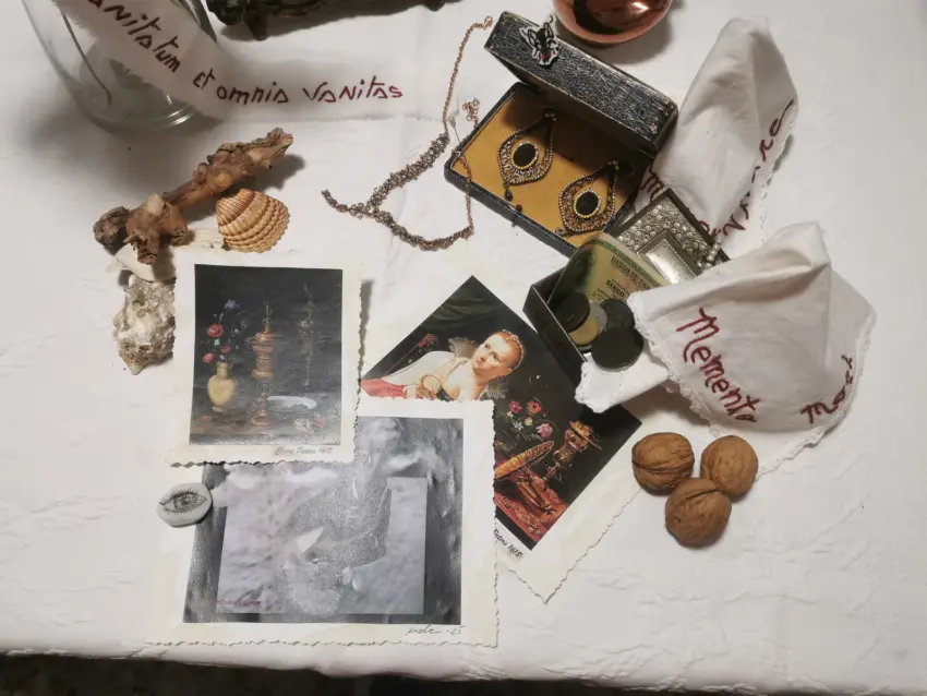 Objetos exposición Manola Roig "Vanitas vanitatum et omnia vanitas". Pequeño retrato, flores, collares, pendientes, fotos, nueces...