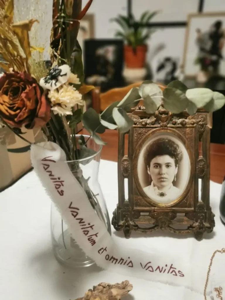 Objetos exposición Manola Roig "Vanitas vanitatum et omnia vanitas". Pequeño retrato, flores...