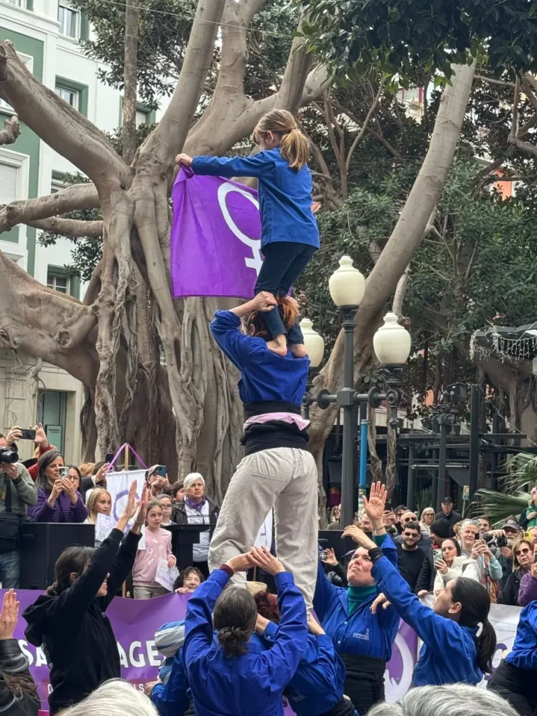 Grupo casteller manifestación 8 marzo de marzo de 2026