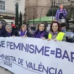Mujeres con pancarta reivindicando el feminismo. 8 marzo de marzo de 2026