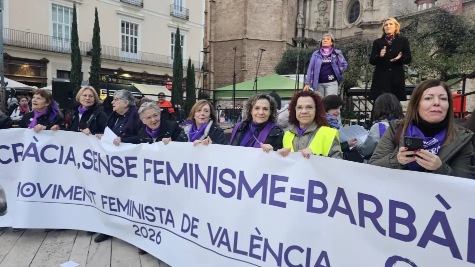 Mujeres con pancarta reivindicando el feminismo. 8 marzo de marzo de 2026
