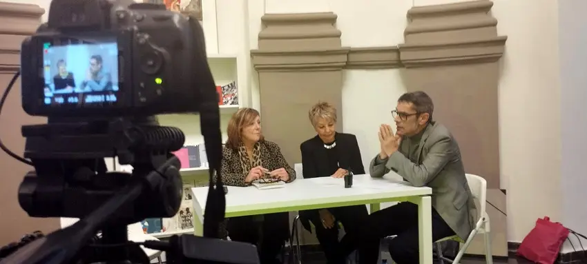 ISABEL OLIVER PRESENTANDO "REBELIÓN EN EL MUSEO" en la BIBLIOTECA DE LA DONA de VALENCIA