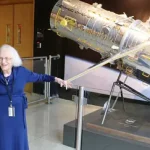 Nancy Roman con un modelo escala del Telescopio espacial Hubble