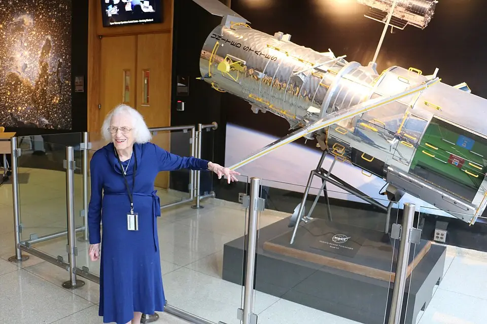 Nancy Roman con un modelo escala del Telescopio espacial Hubble